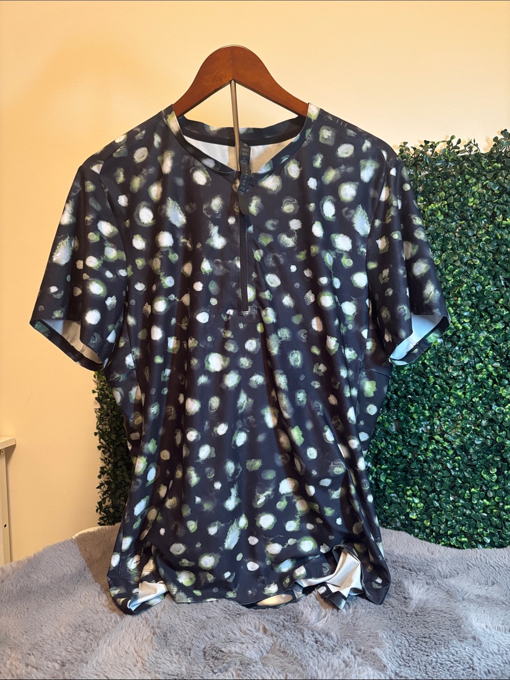 lululemon athletica Black Short Sleeve with Green and White Spots Size Mediums